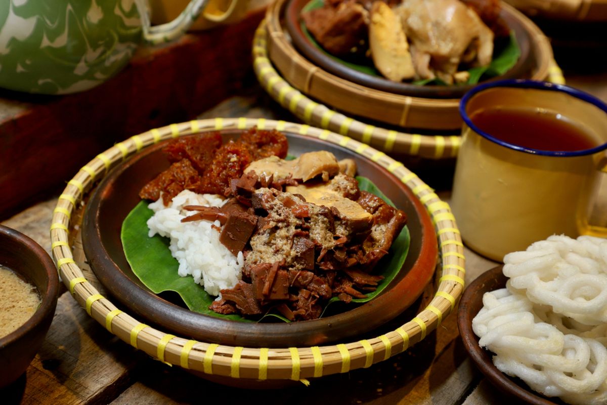 When planning a trip to Indonesia?s Central Java island, be sure to include trying the best Yogyakarta food of ?gudeg? that is famous in the region.