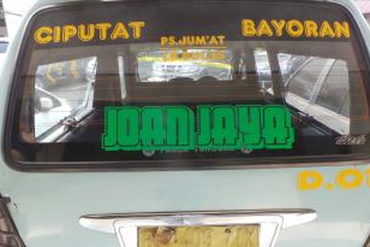 Mobil angkot D01 Ciputat-Kebayoran yang diamankan polisi karena kasus pemerkosaan karyawati penumpang angkot tersebut. Minggu (21/6/2015).
