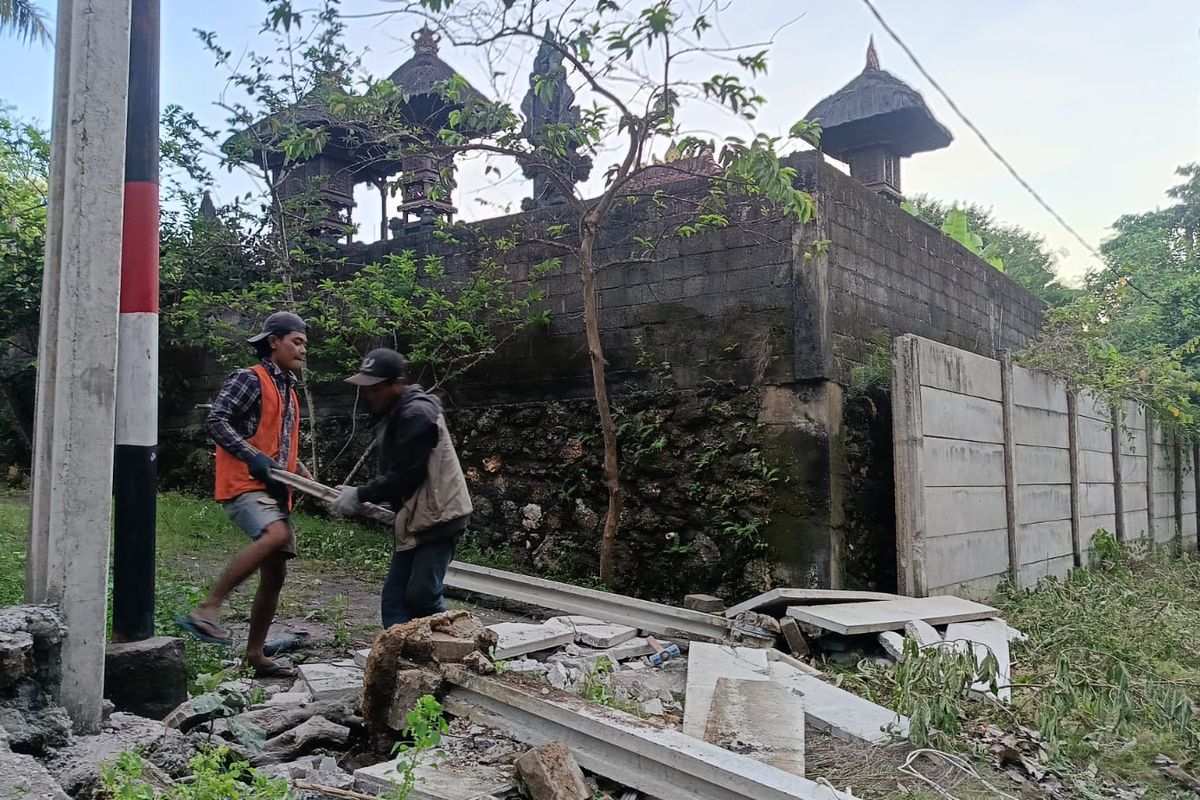 Pembongkaran tembok pembatas GWK pada Rabu (1/10/2025). 