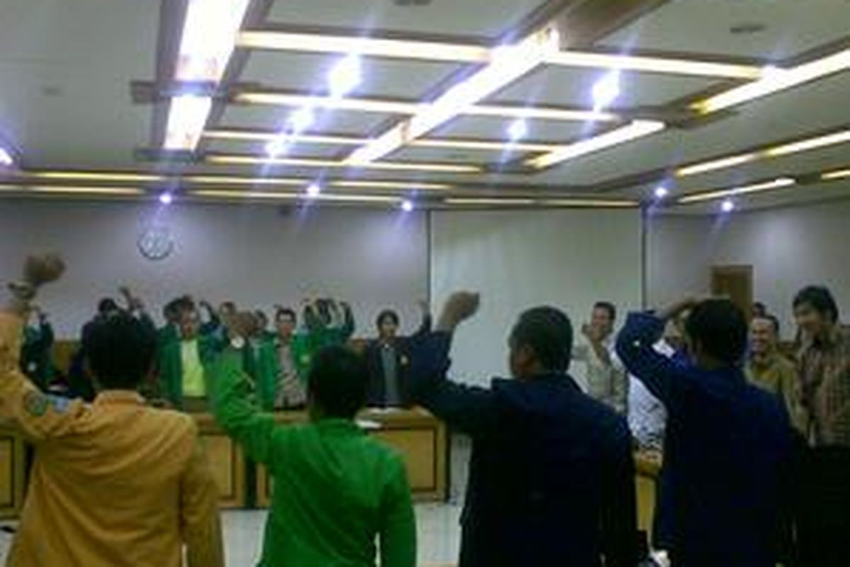 Sebelum memulai penyampaian aspirasi kepada pimpinan Pansus Angket Century, Senin (7/12), para mahasiswa yang tergabung dalam Jaringan Mahasiswa Nasional menyerukan 'Yel-Yel Century'.