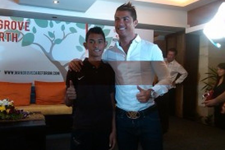 Cristiano Ronaldo bereuni dengan Martinus, remaja asal Aceh yang selamat dari tsunami 2004 silam.