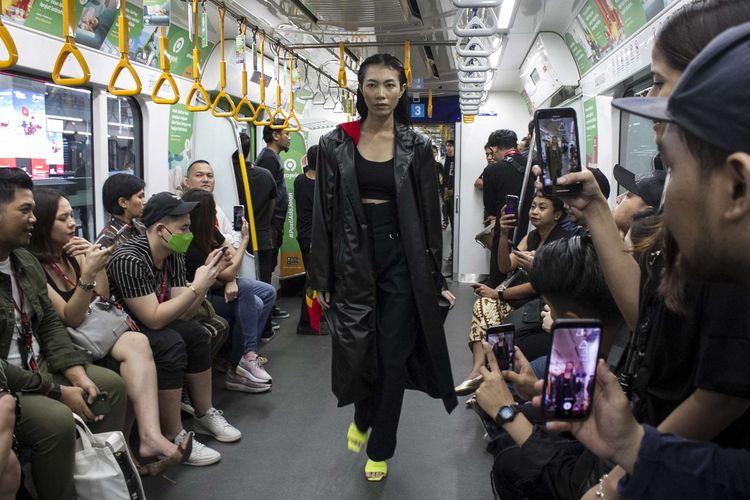 Model berjalan saat meragakan busana di acara Fashion Rock 2020 di Stasiun MRT Bundaran HI, Jakarta Pusat, Jumat (31/1/2020). Mengangkat tema Commuting Life acara tersebut bertujuan untuk mengajak pengunjung menggunakan fasilitas umum.