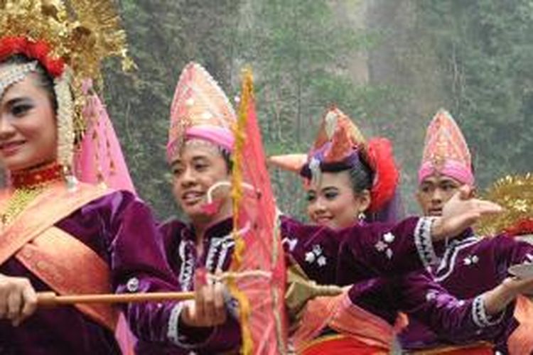 Keceriaan muda-mudi Payakumbuh, Sumatera Barat, saat menampilkan tarian tradisional menyambut peserta Tour de Singkarak (TdS) 2015.