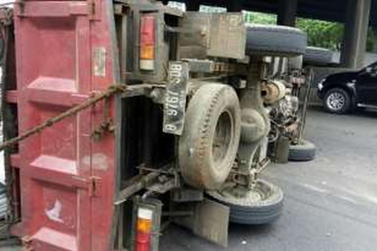 Kecelakaan truk di Tol Jakarta-Cikampek