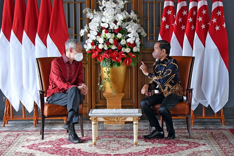 Presiden Joko Widodo (kanan) berbincang dengan Perdana Menteri Singapura Lee Hsien Loong di The Sanchaya Resort Bintan, Kabupaten Bintan, Kepulauan Riau, Selasa (25/1/2022). Pertemuan tersebut membahas upaya penguatan kerja sama bilateral yang mana pada tahun ini merupakan tahun peringatan 55 tahun hubungan diplomatik Indonesia-Singapura. ANTARA FOTO/HO/Setpres/Agus Suparto/sgd/rwa.