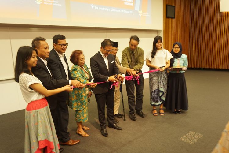 Dubes RI untuk Australia Yonanes Kristiarti Soeryo Legowo menggunting pita tanda peresmian Balai Bahasa dan Budaya Indonesia Queensland di University of Queensland, Brisbane, Australia, Selasa (31/10/2017).