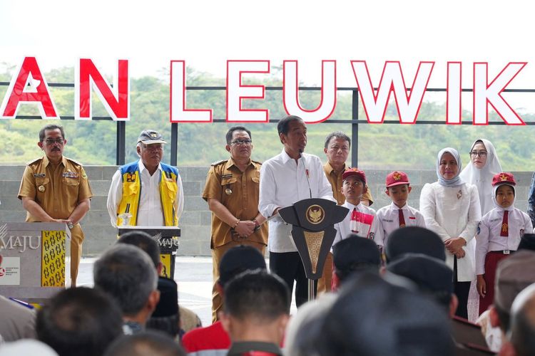 Presiden Joko Widodo (Jokowi) meresmikan Bendungan Leuwikeris yang berada di antara Kabupaten Ciamis dan Kabupaten Tasikmalaya di Desa Ancol, Kecamatan Cineam, Kabupaten Tasikmalaya, Kamis (29/8/2024).
