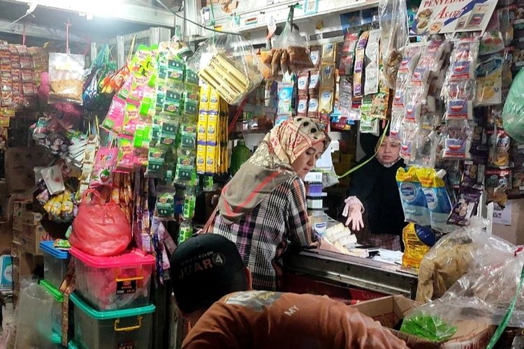 Juju Juwariyah, salah satu pedagang di Pasar Sumber, Kabupaten Cirebon Jawa Barat sedang melayani sejumlah pembeli, Senin (6/2/2023). Dia sudah tidak mendapatkan stok Minyak Kita sejak sekitar dua bulan lalu, karena harga yang tidak sesuai HET, dan stok yang langka.