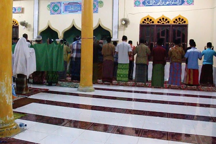Pengikut tarekat Syattariah warga Desa Leklek, Kecamatan Panton Reu, Kabupaten Aceh Barat melaksanakan shalat sunnah tarawih di Masjid  Babul Hidayah, Kamis (25/05/17) malam.