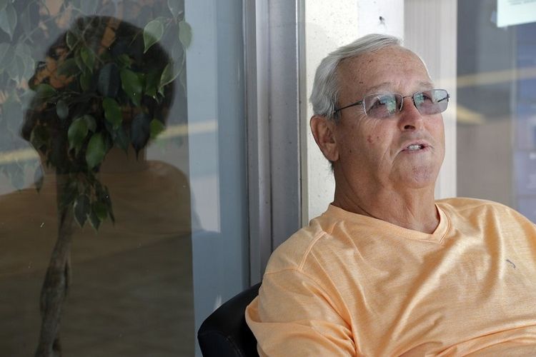 Dalam foto Senin, 11 Mei 2020 ini, Irvin Hilts (72) menunggu potong rambut di luar toko pangkas rambut di Sun City Center, Florida. Hilts memilih Presiden Donald Trump pada 2016, tetapi kini menjadi frustrasi dengan keributan di sekitar pemerintahan Trump. 