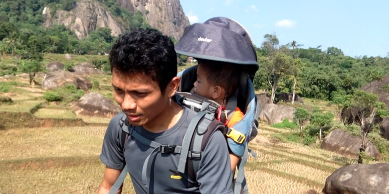 Trekking di kerajaan batu kawasan persawahan kaki Gunung Parang, di Kampung Cisaga, Desa Sukamulya, Kecamatan Tegalwaru, Purwakarta, Minggu (2/7/2017). 