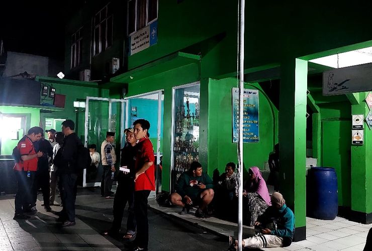 Orangtua Korban Kecelakaan Bus di Ciater Subang Mendatangi SMK Lingga Kencana