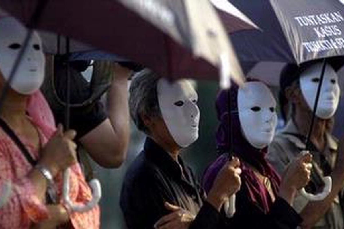 Sejumlah aktivis dan keluarga korban tragedi Mei menggelar aksi diam di depan Istana Presiden, Jakarta Pusat, Kamis (25/6/2009). 