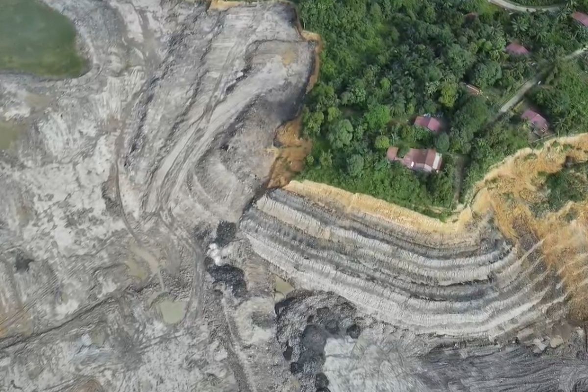 Aktivitas Tambang PT.Singlurus Pratama terus berjalan, terlihat tidak ada lagi batas antara lokasi tambang dengan pemukiman warga sesuai dengan PKP2B, Kamis (28/8/2025).