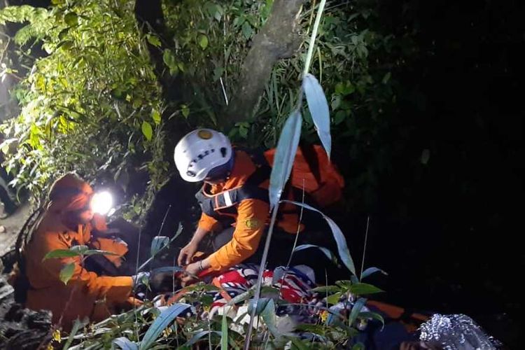 Tim SAR berhasil mengevakuasi Rehan yang terjatuh saat mendaki Gunung Marapi, Senin (10/2/2020)