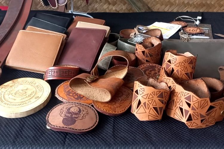 Salah satu pelaku Usaha Mikro Kecil dan Menengah (UMKM) asal Purworejo, Jawa Tengah, Flame Leather di stan Purworejo Creative Festival 2022 di Purworejo, Jawa Tengah pada Jumat (15/6/2022). Flame Leather melakukan pengolahan kulit sapi secara kreatif hingga bernilai jual.
