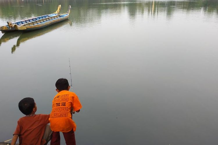 Bukan hanya kalangan dewasa, anak-anak juga memancing di Setu Babakan, Jumat (17/5/2019).