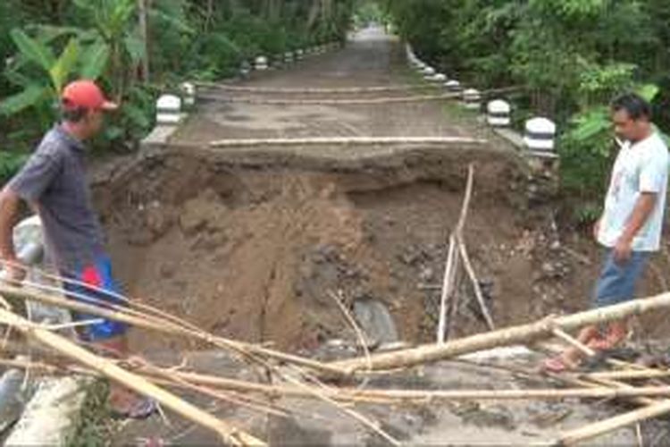 Jembatan penghubung antar kecamatan yang berada di desa Ngrayung Kecamatan Kampak Trenggalek Jawa timur,Terputus total akibat terjangan aliran sungai Tawing (14/11/2016).