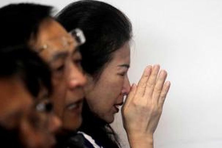 Keluarga korban hilangnya pesawat AirAsia QZ8501 berkumpul untuk mendapatkan informasi terbaru di Bandara Juanda, Surabaya, Senin (29/12/2014). Pesawat AirAsia QZ8501 yang mengangkut 155 penumpang serta 7 awak, hilang kontak pada Minggu pagi, saat penerbangan dari Surabaya menuju Singapura.