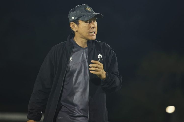 Pelatih Timnas Indonesia U20 Shin Tae-yong memimpin latihan perdana untuk persiapan Kualifikasi Piala Asia U20 2023 di Lapangan Thor Surabaya, Rabu (7/9/2022) malam.