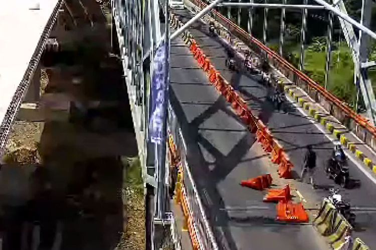 Tangkapan layar video rekaman CCTV memperlihatkan seorang pemotor menendang sejumlah pembatas jalan water barrier di Jembatan Trisula, Kademangan, Kabupaten Blitar, Senin (12/6/2023)