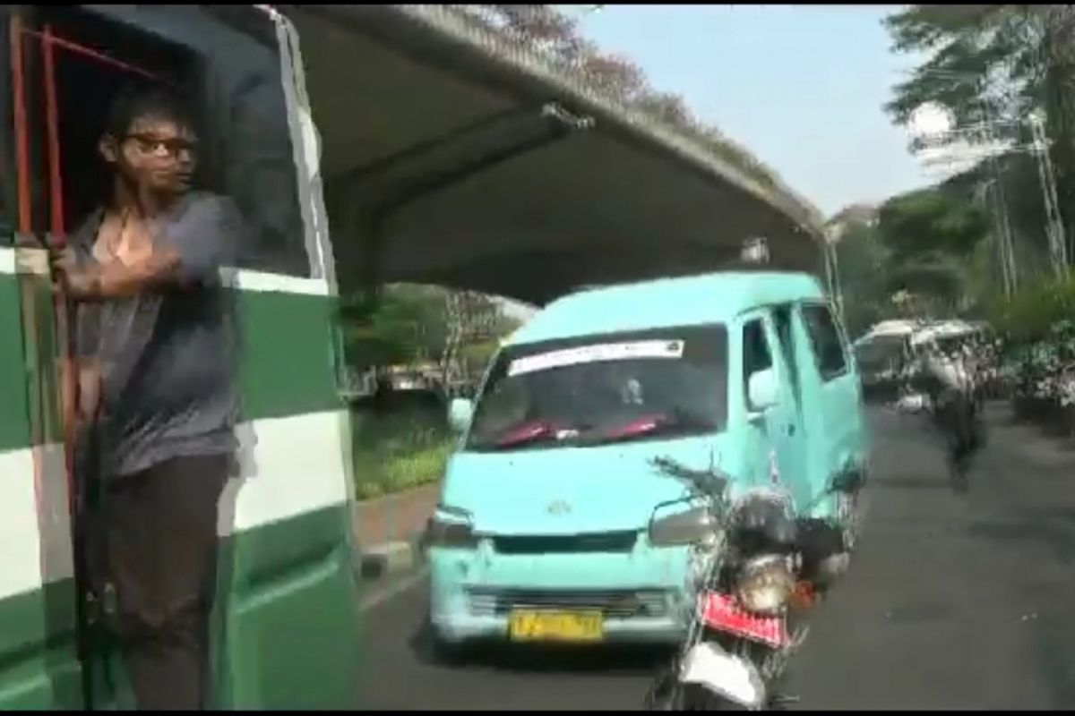 Mikrolet menabrak anggota Dinas Perhubungan DKI Jakarta dan motornya ketika hendak dirazia di Stasiun Duren Kalibata, Kamis (13/9/2018).