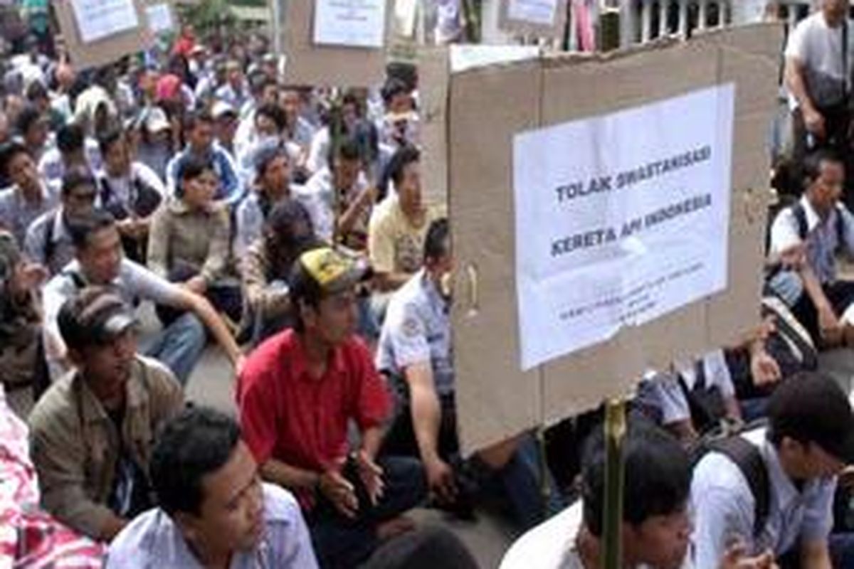 Ratusan karyawan PT Kereta Api Indonesia divisi Jabotabek yang tergabung dalam Aliansi Buruh Menggugat melakukan unjuk rasa di depan kantor PT Kereta Api Indonesia divisi Jabotabek, Jakarta menolak swastanisasi PT KAI, Senin (31/3). Selain menolak swastanisasi mereka juga mendesak PT KAI megangkat pekerja harian lepas, pekerja kontrak permanen, ddann pekerj outsourching menjadi pegawai tetap. 