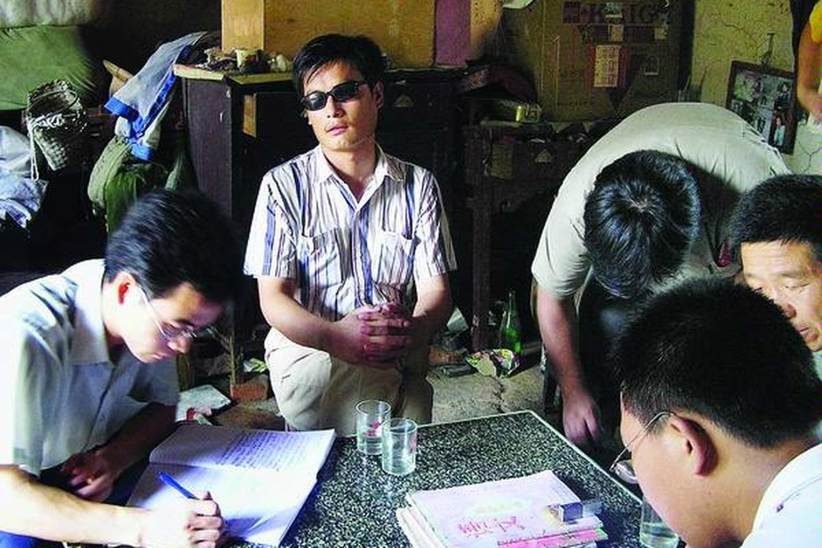 Foto tidak bertanggal yang dipublikasikan Kelompok Pendukung Chen Guangcheng ini memperlihatkan aktivis tunanetra, Chen Guangcheng (tengah), di sebuah desa di China. Chen, yang dipenjara empat tahun karena aktivitasnya mendokumentasikan aborsi paksa, tetap dibatasi aktivitasnya meski telah bebas pada September 2010.