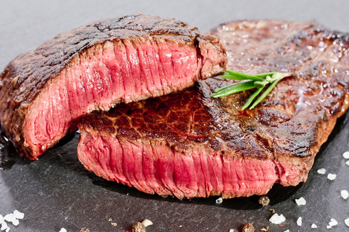ilustrasi medium beef steak. 