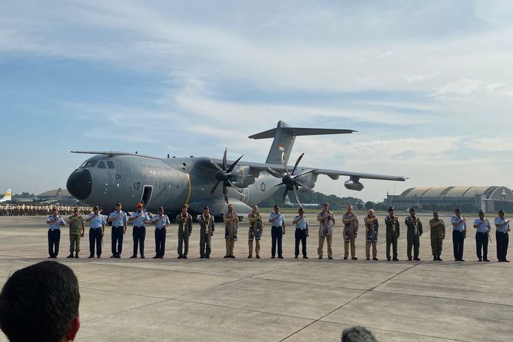 Kepala Staf Angkatan Udara (KSAU) Marsekal TNI M Tonny Harjono dan rombongan berfoto dengan pilot usai kedatangan pesawat Airbus A400M di Lanud Halim Perdanakusuma, Jakarta Timur, Senin (3/10/2025).