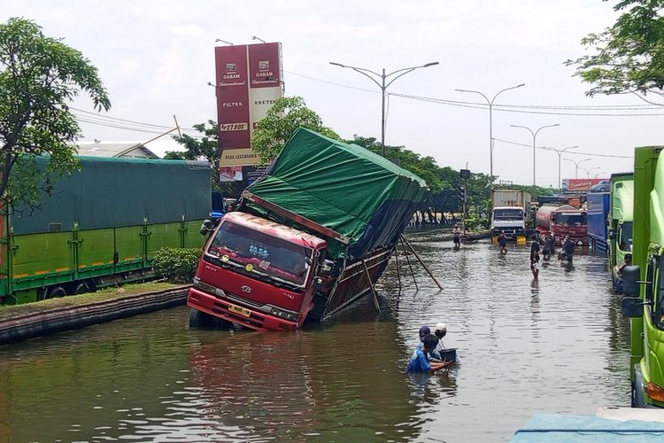 Banjir Semarang Bikin Pantura Membahayakan: Motor Mogok hingga Truk Terperosok