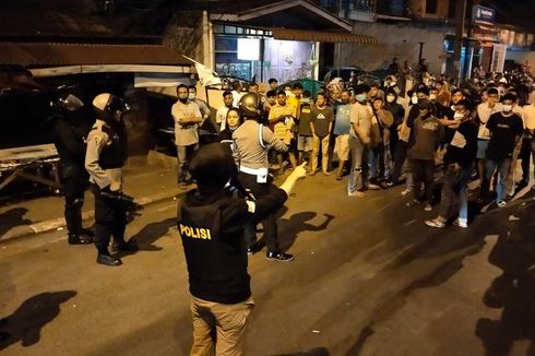 Setelah Bakar Makam, Warga Blokade Jalan, Tuntut Jenazah Pasien Covid-19 Dipindahkan