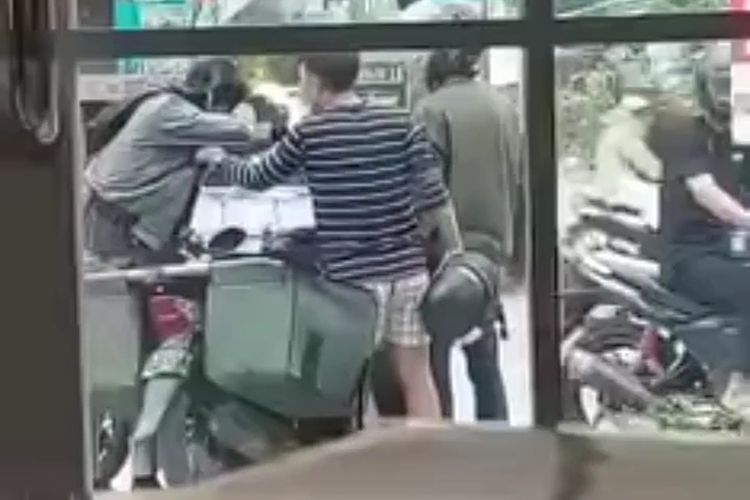 Bidik layar video pemukulan kurir Shopee di Kota Metro yang kini viral di media sosial.