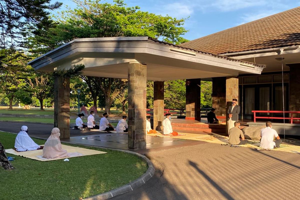 President Joko Widodo, first lady Iriana, and their youngest son Kaesang Pangarep as well as other officials at the Bogor Palace perform Idul Adha prayers. 