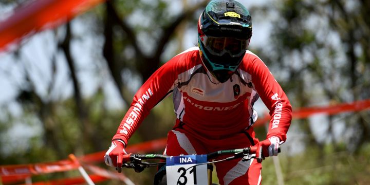 Atlet Balap Sepeda Indonesia Tiara Andini Prastika tampil di Seeding Run nomor Women Elite Downhill pada Asian Games ke-18 Tahun 2018 di Khe Bun Hill, Subang, Jawa Barat, Senin (20/8/2018). 