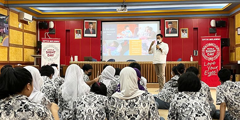 Penyuluhan kesehatan mata oleh Optik Melawai di SMAN 21 Jakarta dalam rangka memperingati World Sight Day 2022. 

