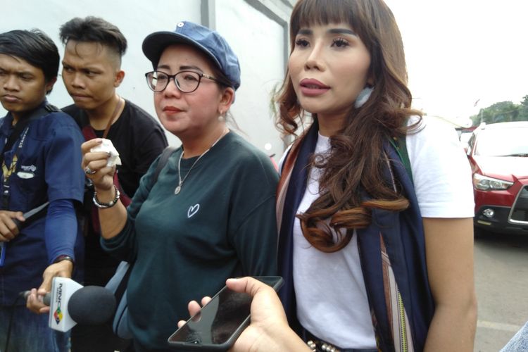 Ibunda Kriss Hatta, Tuty Suratinah bersama pedangdut Eva Bellisima datang menjenguk pada Senin (18/11/2019) di Rutan Cipinang Jakarta Timur