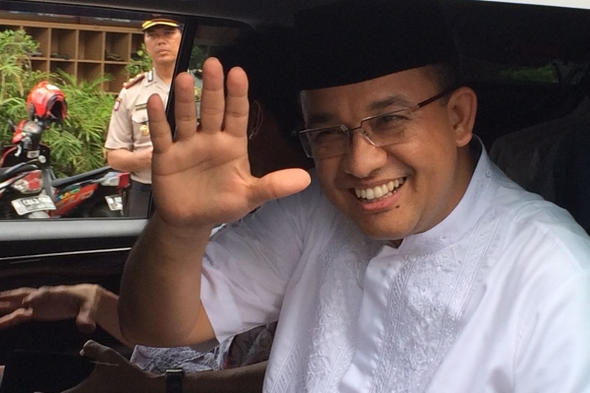 Calon gubernur DKI Jakarta, Anies Baswedan usai shalat Jumat di Masjid Al Mughni, Jakarta Selatan, Jumat (10/3/2017).