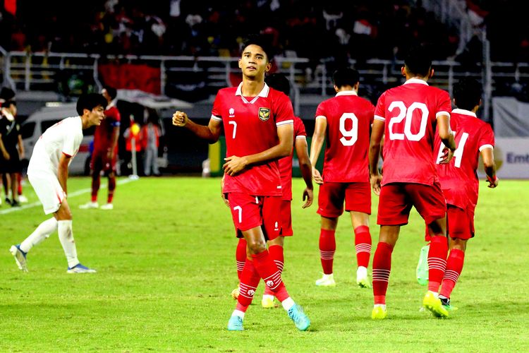 Pemain Timnas Indonesia Marselino Ferdinan selebrasi seusai mencetak gol ke gawang Vietnam saat pertandingan Kualifikasi Piala Asia U20 2023 yang berakhir dengan skor 3-2 di Stadion Gelora Bung Tomo Surabaya, Minggu (18/9/2022) malam. Terkini, Marselino Ferdinan akan mengikuti kompetisi Piala AFF 2022 bersama timnas Indonesia senior.