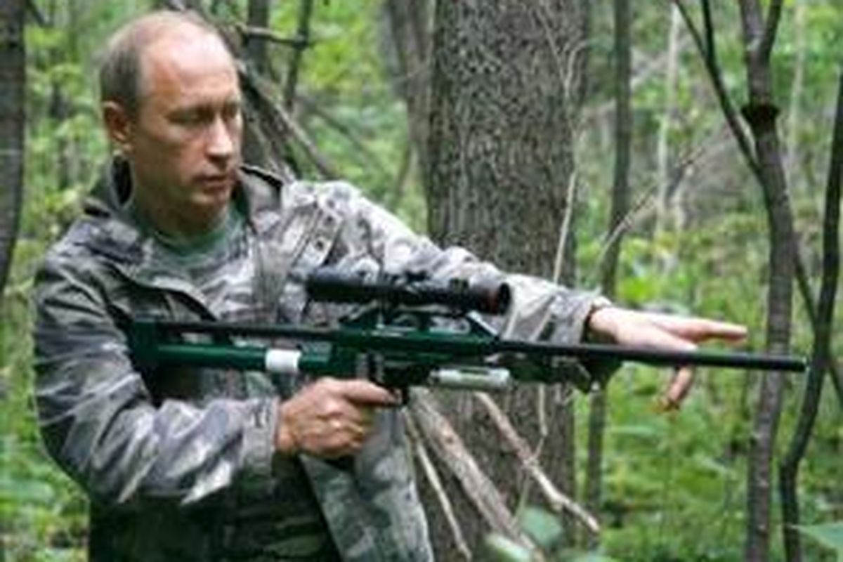 Vladimir Putin mengokang senjata sebelum menembak harimau Siberia.