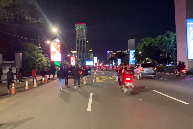 Lalu lintas di Jalan Asia-Afrika, Tanah Abang, Jakarta Pusat, terpantau ramai lancar meskipun terdapat pertandingan sepakbola Indonesia vs Thailand di Stadion Utama Gelora Bung Karno (SUGBK), Kamis (29/12/2022).