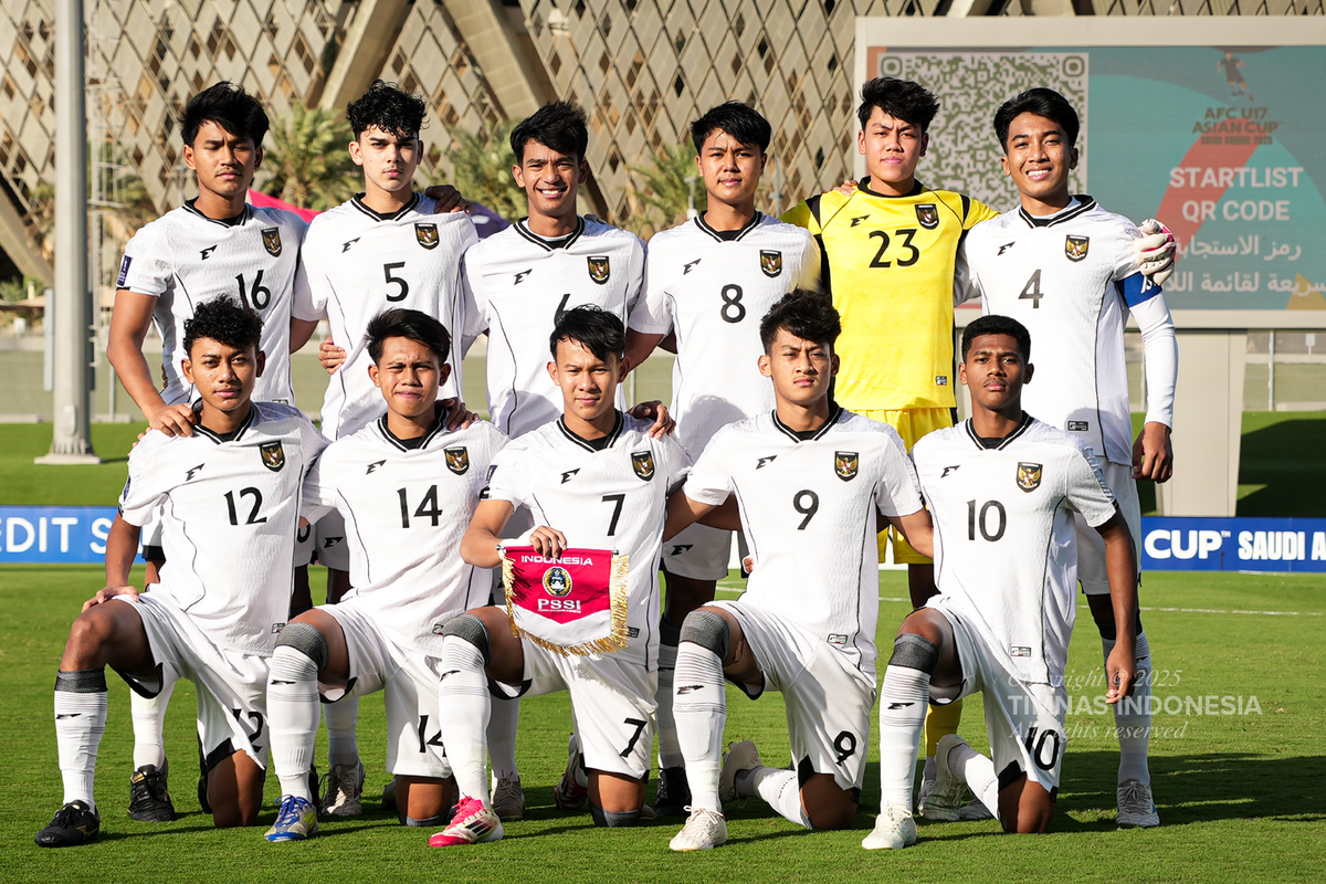 Skuad Timnas U17 Indonesia berpose sebelum duel perempat final Piala Asia U17 2025 Timnas U17 Indonesia vs Korea Utara digelar di King Abdullah Sports City Hall Stadium, Jeddah, Senin (14/4/2025). 