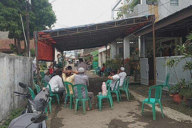 Suasana terlihat ramai di kediaman pilot Sriwijaya Air SJ 182, Captain Afwan, pada kesempatan itu keluarga menunjukkan kenangan Afwan saat bertugas di maskapai Sriwijaya Air, pada Minggu (10/1/2021).