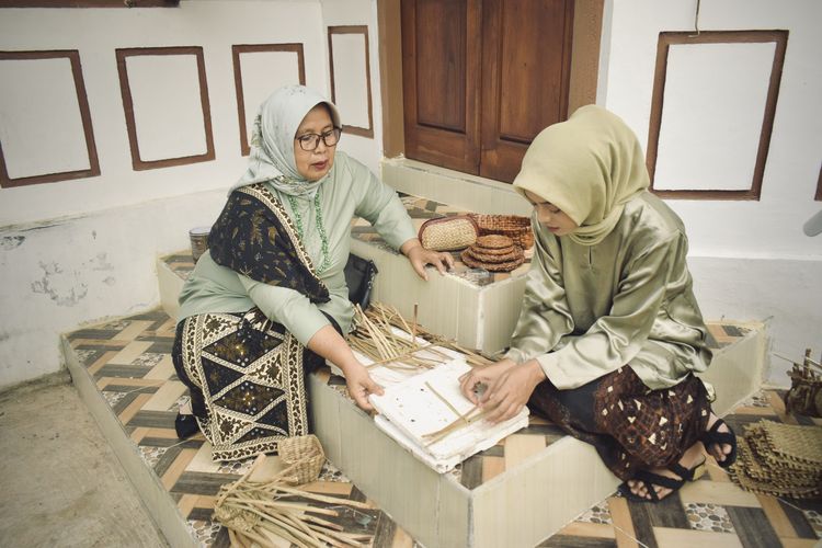 Potret masyarakat lokal mengolah eceng gondok menjadi produk ekonomi kreatif di Desa Wisata Koto Kaciak.