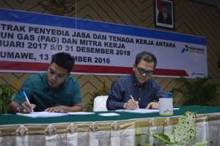 Presiden Direktur PT Perta Arun Gas Teuku Khaidir (kanan) menandatangani kontrak tenaga kerja dengan perusahaan penyedia tenaga kerja untuk perusahaan tersebut, di gedung Guest House PT PAG Lhokseumawe Selasa (13/12/2016) 