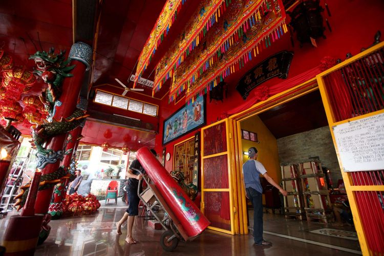 Petugas memasang lilin di Vihara Amurva Bhumi (Hok Tek Tjeng Sin), Setiabudi, Jakarta Selatan, Senin (12/2/2018). Persiapan di sejumlah vihara untuk menyambut Tahun Baru Imlek 2569 yang jatuh pada 16 Februari 2018.