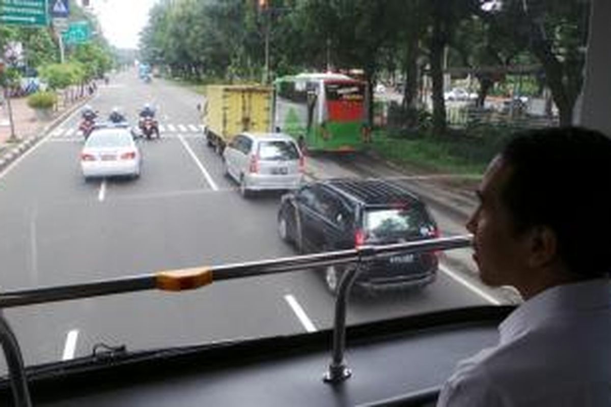 Gubernur DKI Jakarta Joko Widodo menjajal bus tingkat wisata, Kamis (16/1/2014).