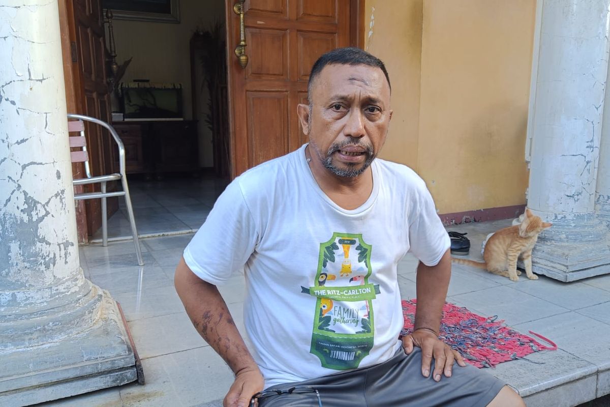 Ismail (58) menjadi korban penyiraman air keras di Jalan Suka Damai, Kelurahan Serua Indah, Kecamatan Ciputat, Kota Tangerang Selatan.  Ismail terkena air keras saat berjalan pergi ke masjid untuk sholat subuh, sekitar pukul 04.30 WIB, Minggu (19/2/2023).