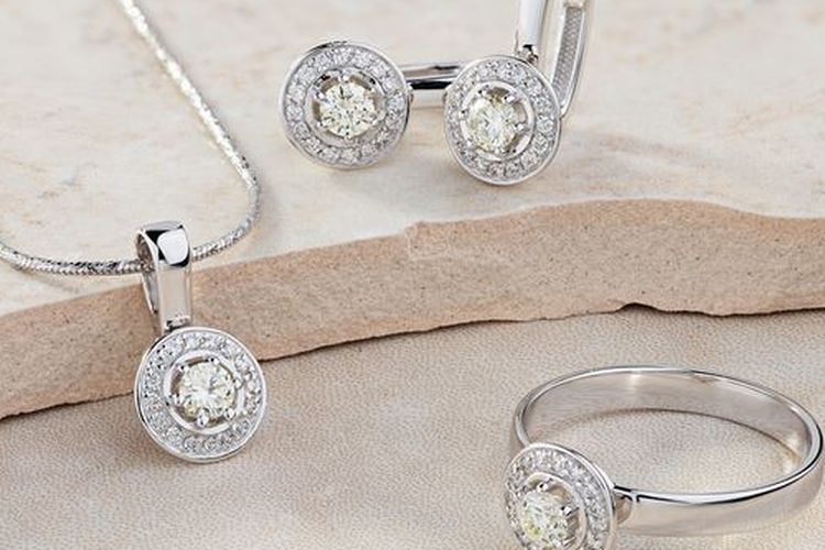 Ilustrasi perhiasan silver atau perak.