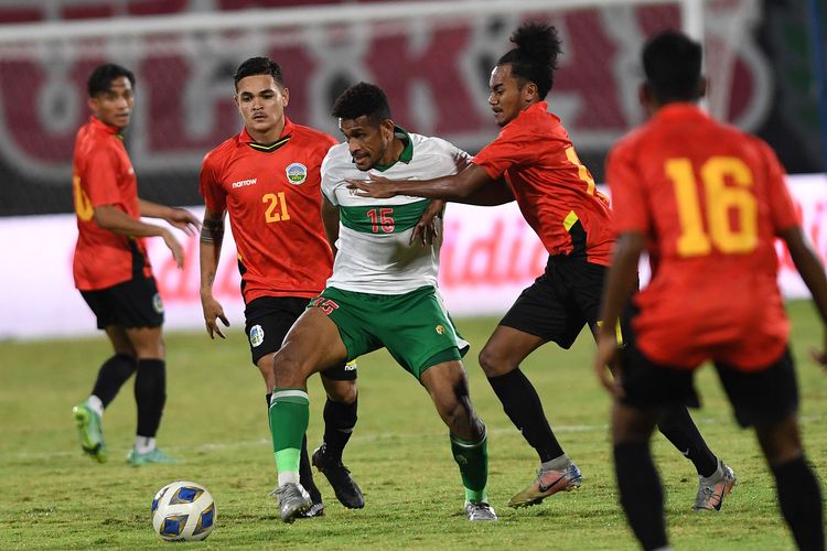Pemain Timnas Indonesia Ricky Kambuaya (tengah) dihadang pemain Timnas Timor Leste Zenivio Morientes (kedua kanan) dalam pertandingan sepak bola Leg 2 FIFA Matchday di Stadion I Wayan Dipta, Gianyar Bali, Minggu (30/1/2022). Indonesia berhasil memenangkan pertandingan dengan skor 3-0.